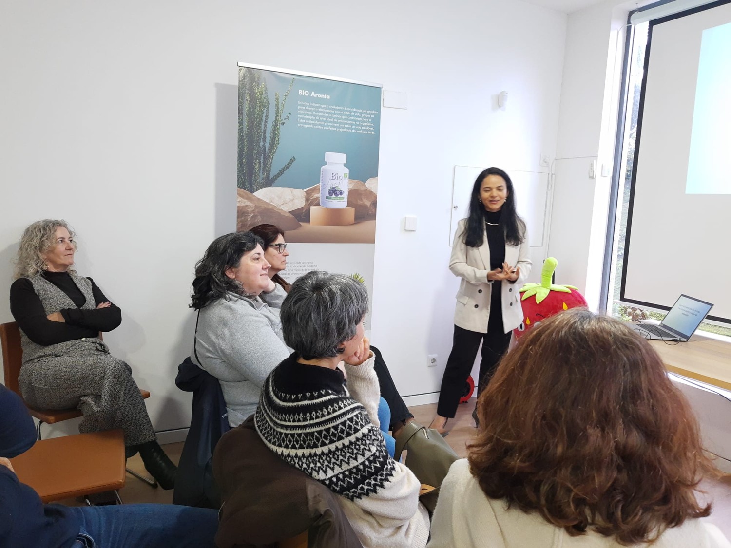 Laura Maciel em apresentação sobre nutrição e saúde